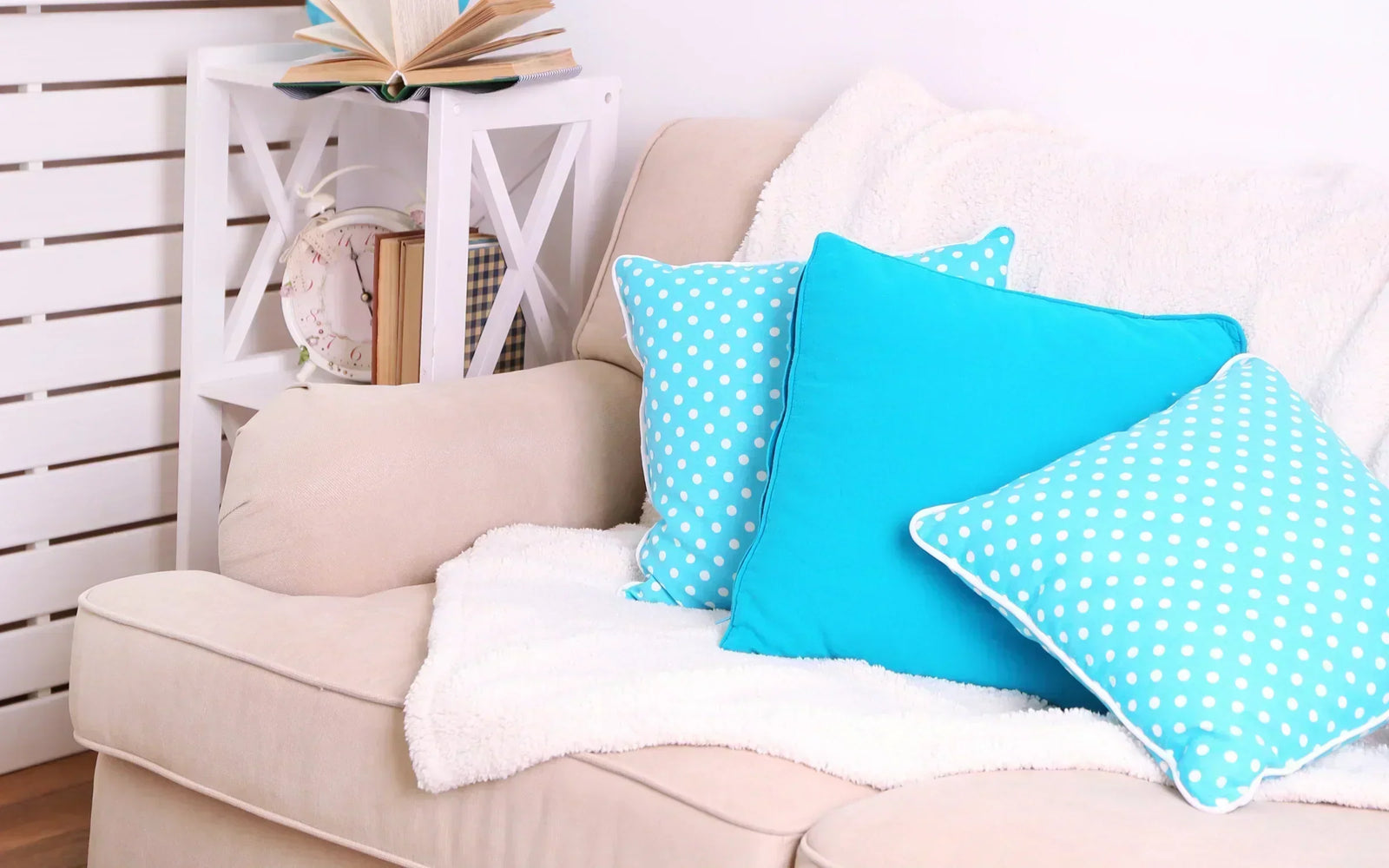 Comment mettre son plaid sur le canapé